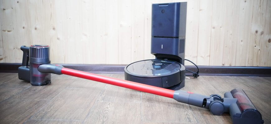 Robot vacuum or cordless vacuum cleaner