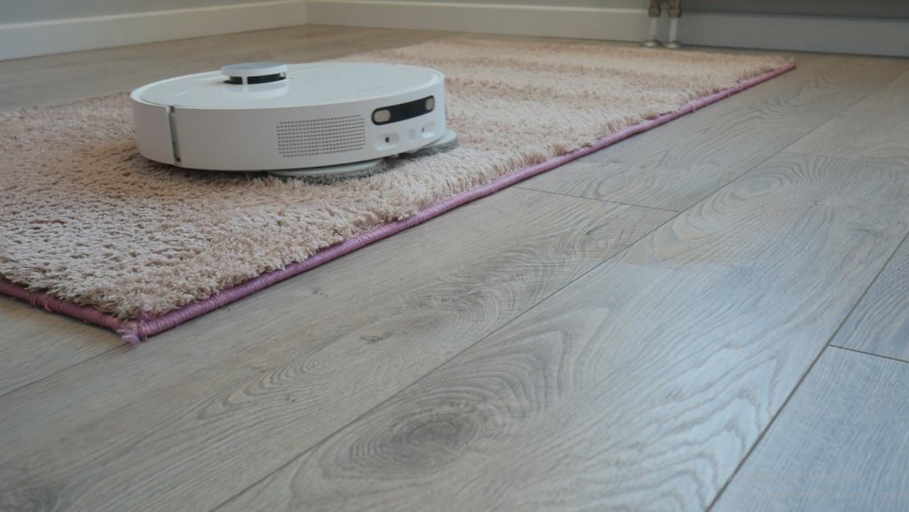 Automatic lifting of mopping pads on carpets